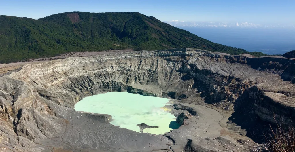 "poas volcano crater"